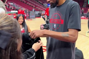 过小年！任嘉伦给KD特意准备了件新衣~杜兰特也回赠球衣~