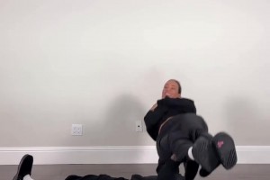 对职业球员来说小菜一碟~施罗德轻松将老婆卧推举起