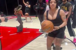 🙈英格拉姆女友秀了一手神准三分！明天将参加全明星名人赛！