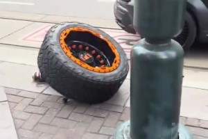 三球车祸后的现场视频😰轮胎都飞了！对方车头被撞烂！