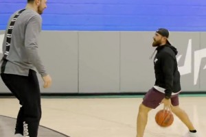 东契奇vs普通人的体型差距，这样一看真的很大一只啊！