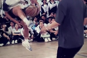 现场超燃！冯敏敏再做“神龙摆尾”动作。